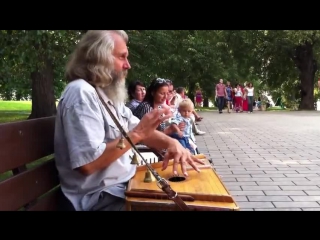 Дед играет на гуслях и поёт душевно