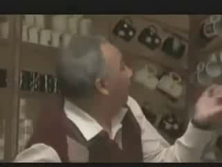 Мужик 35 лет коллекционировал чашечки