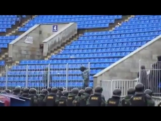 Болельщики поддерживают полицейских