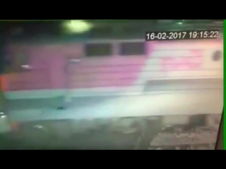 В Иркутской области поезд протаранил автокран