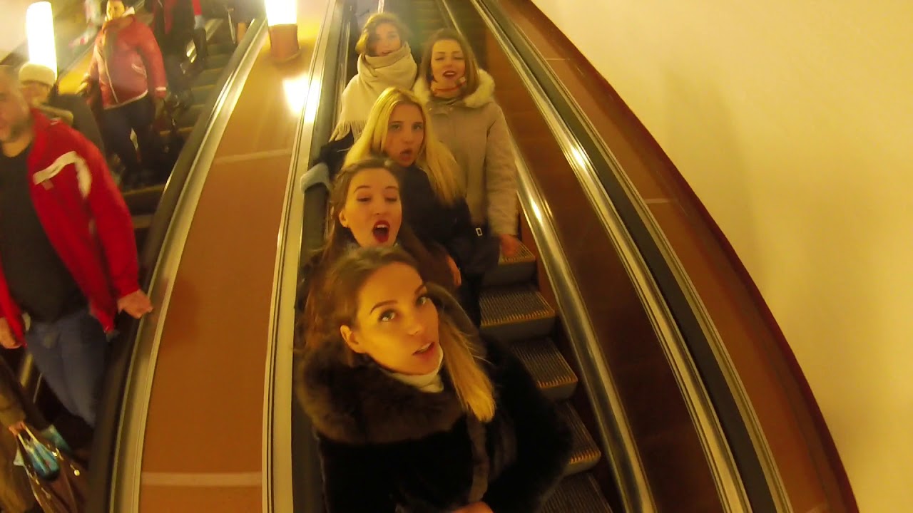 Девушки поют в метро! Russian girls sing in the subway.