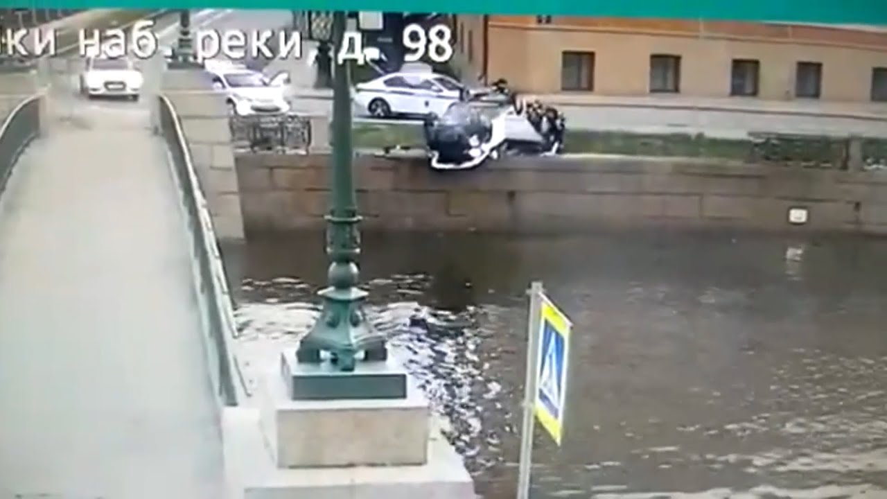В Петербурге водитель пробил ограждение на набережной Мойки и чуть не упал в реку — видео