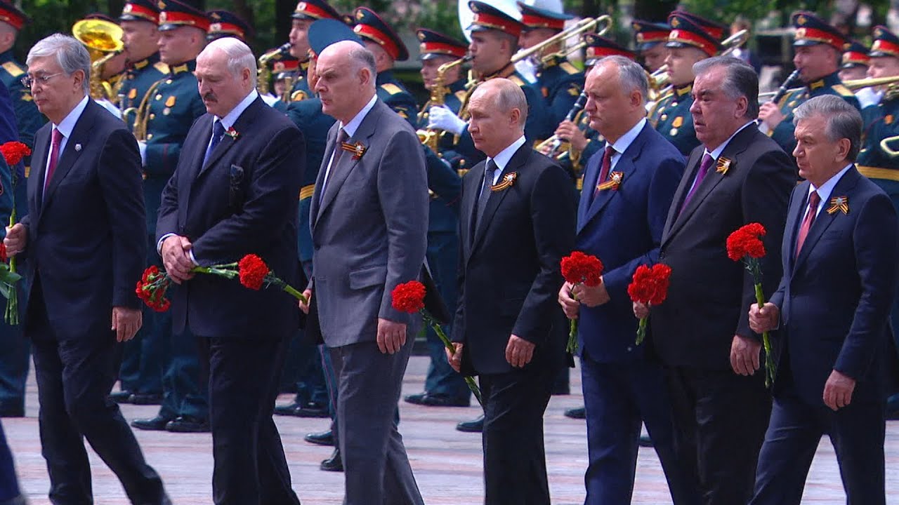 Владимир Путин и лидеры иностранных государств возложили цветы к Могиле Неизвестного Солдата — видео