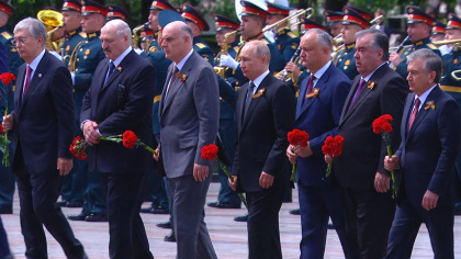 Владимир Путин и лидеры иностранных государств возложили цветы к Могиле Неизвестного Солдата — видео
